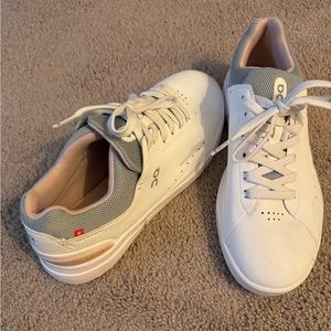 Brand new, on cloud Roger sneakers for women! Size 10